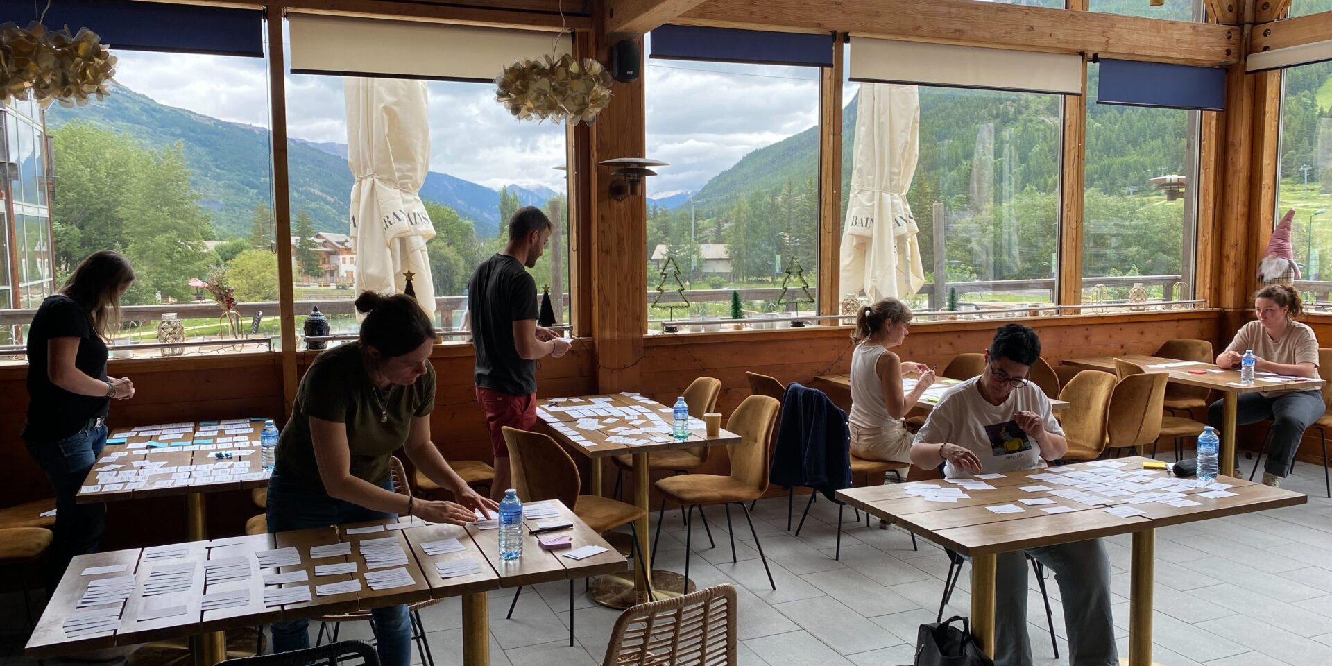 Vue d'ensemble sur la pièce où les utilisateurs trient leur cartes.