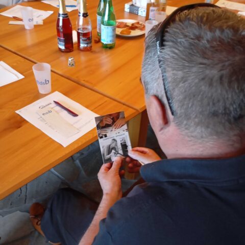 Un utilisateurs d'EDSB s'exprime à l'aide d'une carte d'idéation pour évoquer son expérience avec ce service.