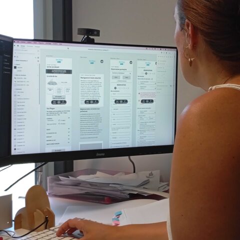 Elaboration des wireframes sur l'ordinateur par l'UX Designer