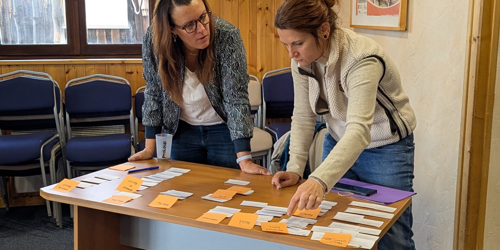 Une utilisatrice questionne l'UX Designer pendant le tri de cartes.